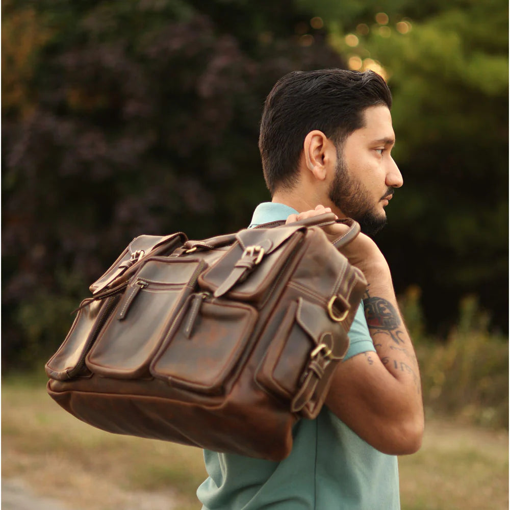 The Traveler – Classic Messenger Bag with Modern Utility & Timeless Style