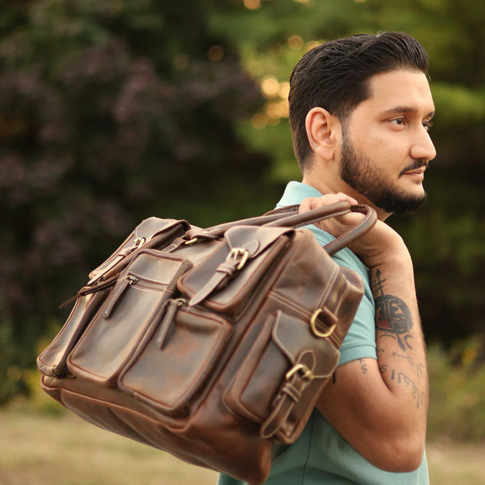 The Traveler – Classic Messenger Bag with Modern Utility & Timeless Style