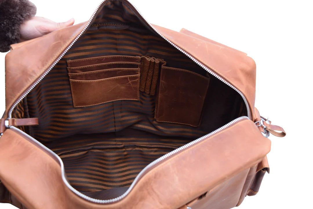 The Traveler – Classic Messenger Bag with Modern Utility & Timeless Style